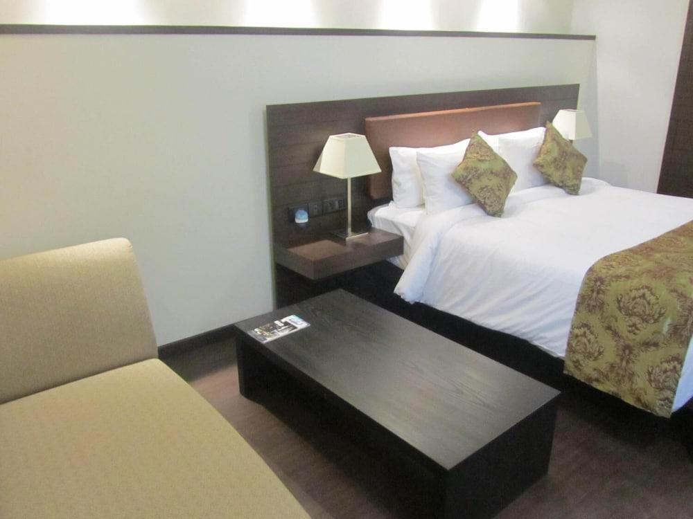 The Woodrose Hotel Bangalore Buitenkant foto
