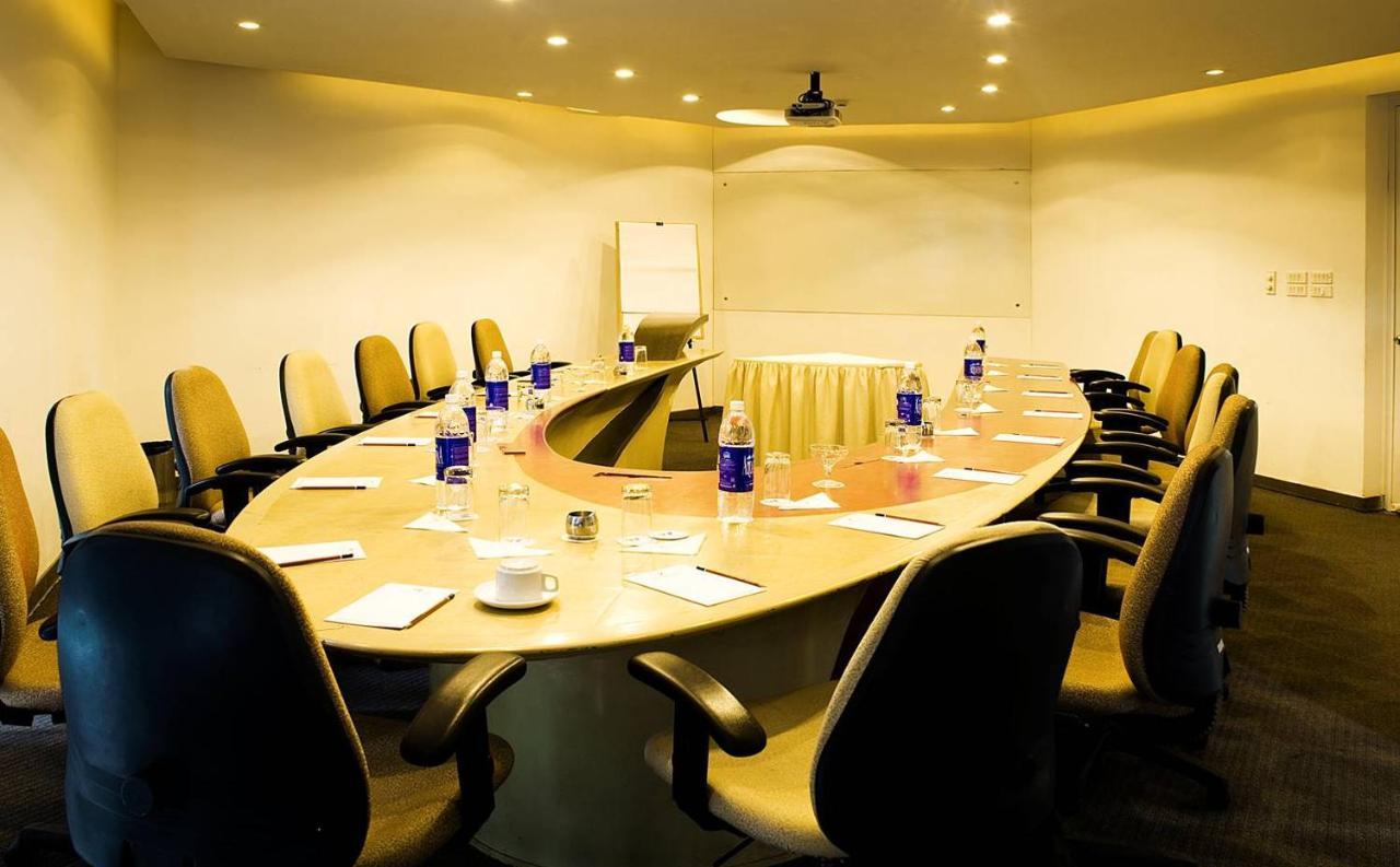 The Woodrose Hotel Bangalore Buitenkant foto