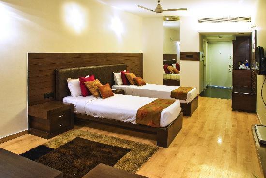 The Woodrose Hotel Bangalore Buitenkant foto