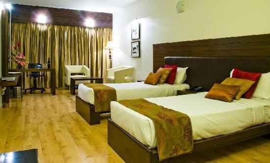 The Woodrose Hotel Bangalore Buitenkant foto