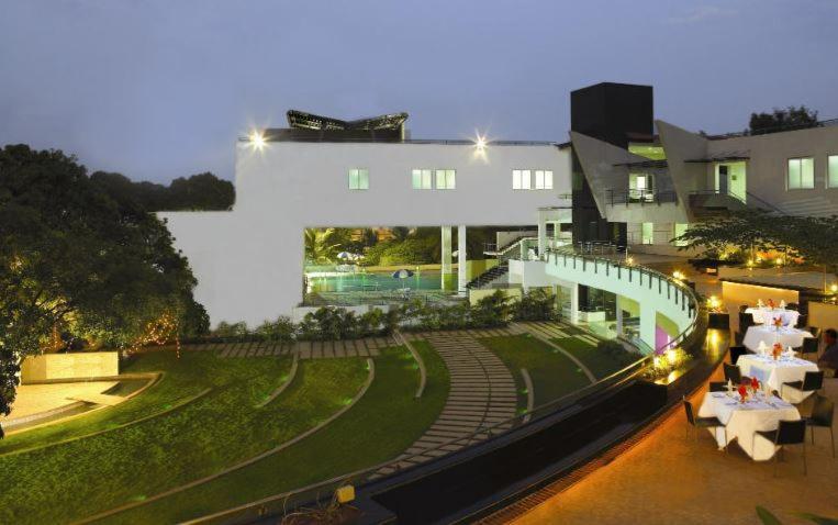 The Woodrose Hotel Bangalore Buitenkant foto