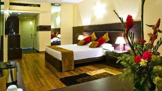 The Woodrose Hotel Bangalore Buitenkant foto