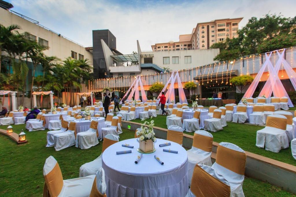 The Woodrose Hotel Bangalore Buitenkant foto