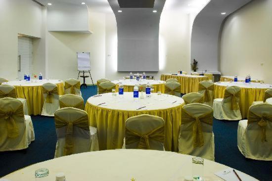 The Woodrose Hotel Bangalore Buitenkant foto