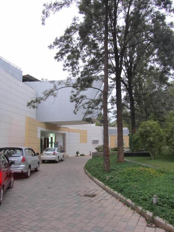 The Woodrose Hotel Bangalore Buitenkant foto