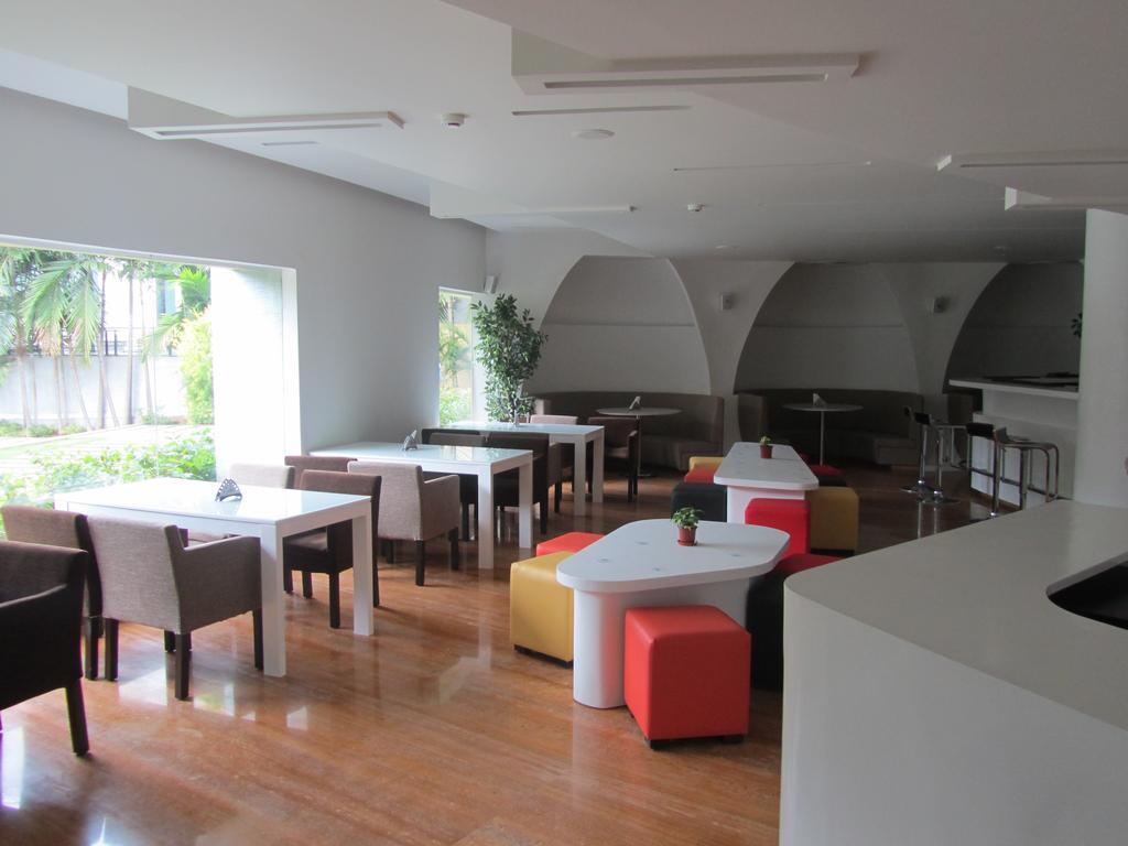 The Woodrose Hotel Bangalore Buitenkant foto