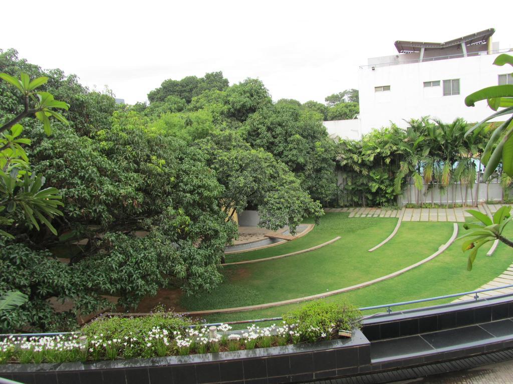 The Woodrose Hotel Bangalore Buitenkant foto