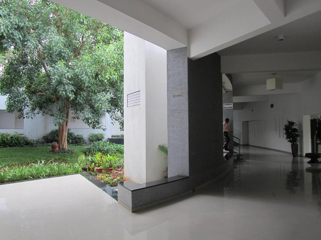 The Woodrose Hotel Bangalore Buitenkant foto