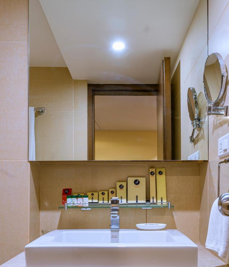 The Woodrose Hotel Bangalore Buitenkant foto