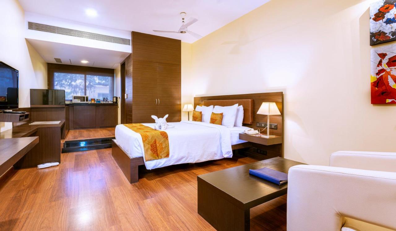 The Woodrose Hotel Bangalore Buitenkant foto